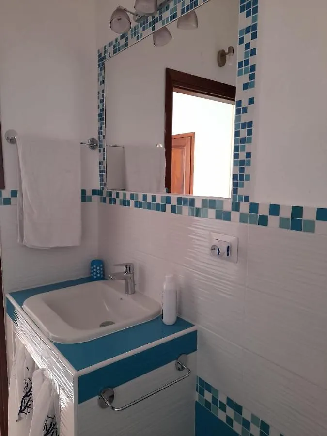 Bed and Breakfast La Finestra Vista Corsica Santa Teresa di Gallura 3*,  Italia