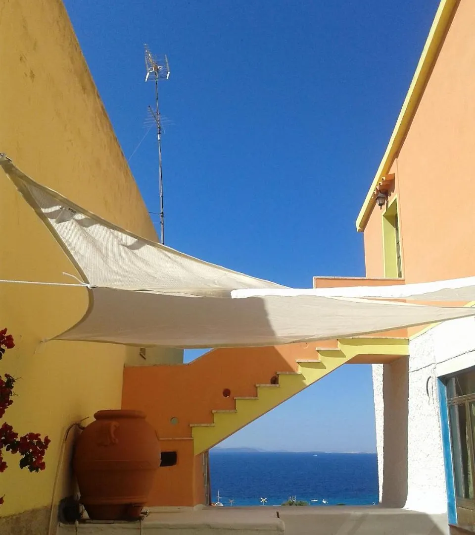 Bed and Breakfast La Finestra Vista Corsica Santa Teresa di Gallura 3*,  Italia